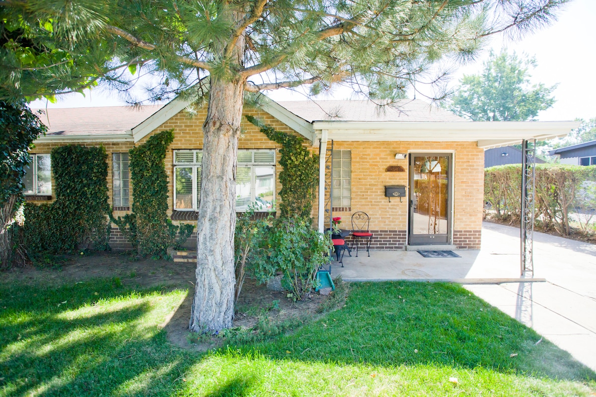 Cozy Charming Wheat Ridge Cottage