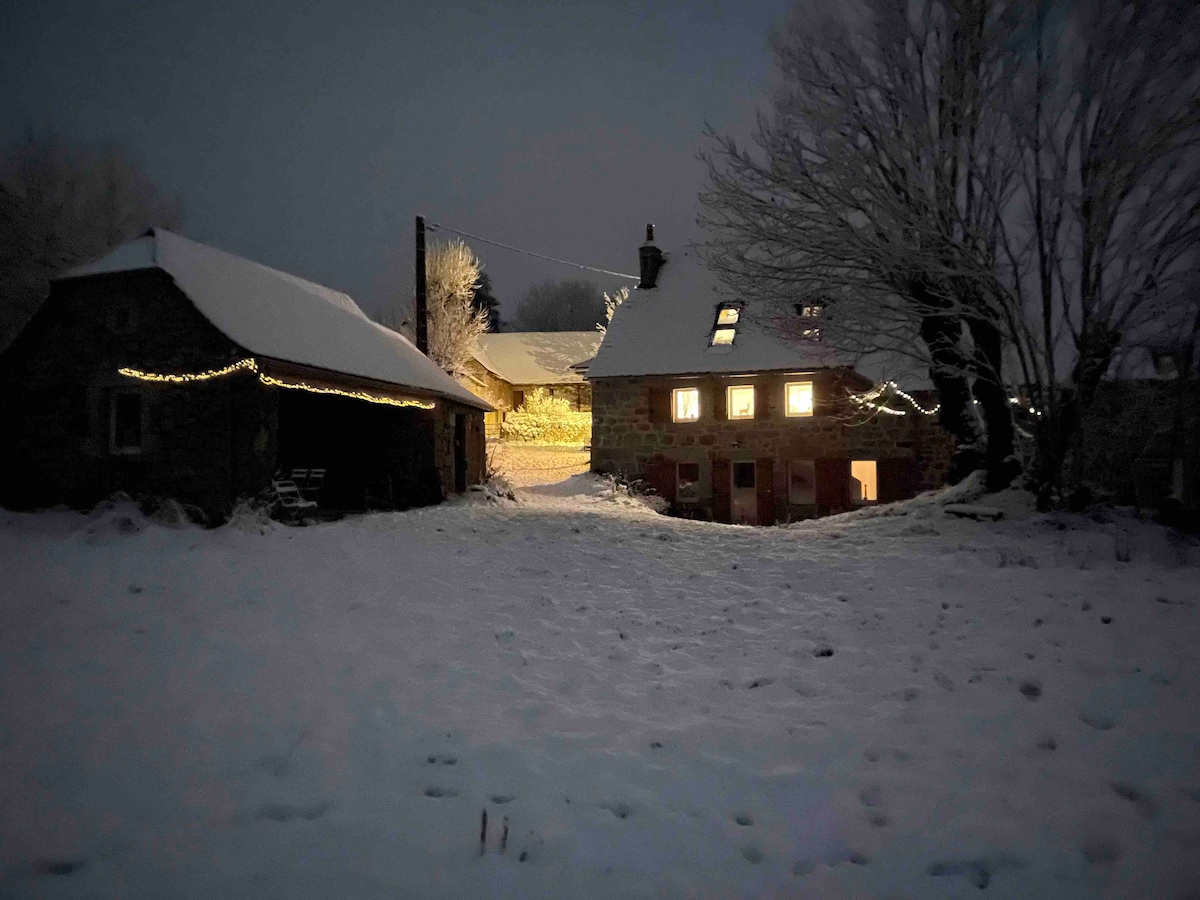 Corps de ferme rénové , Aubrac, St Urcize, Cantal