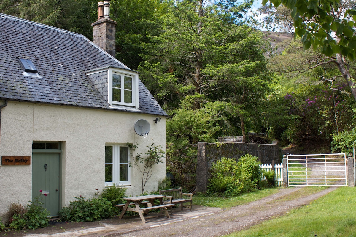 Achnashellach Bothy ，山景中的舒适房源