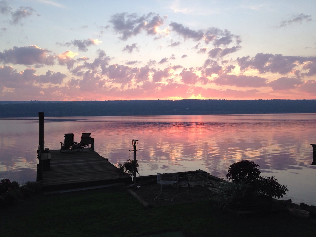 卡尤加湖（ Cayuga Lake ）上的小屋