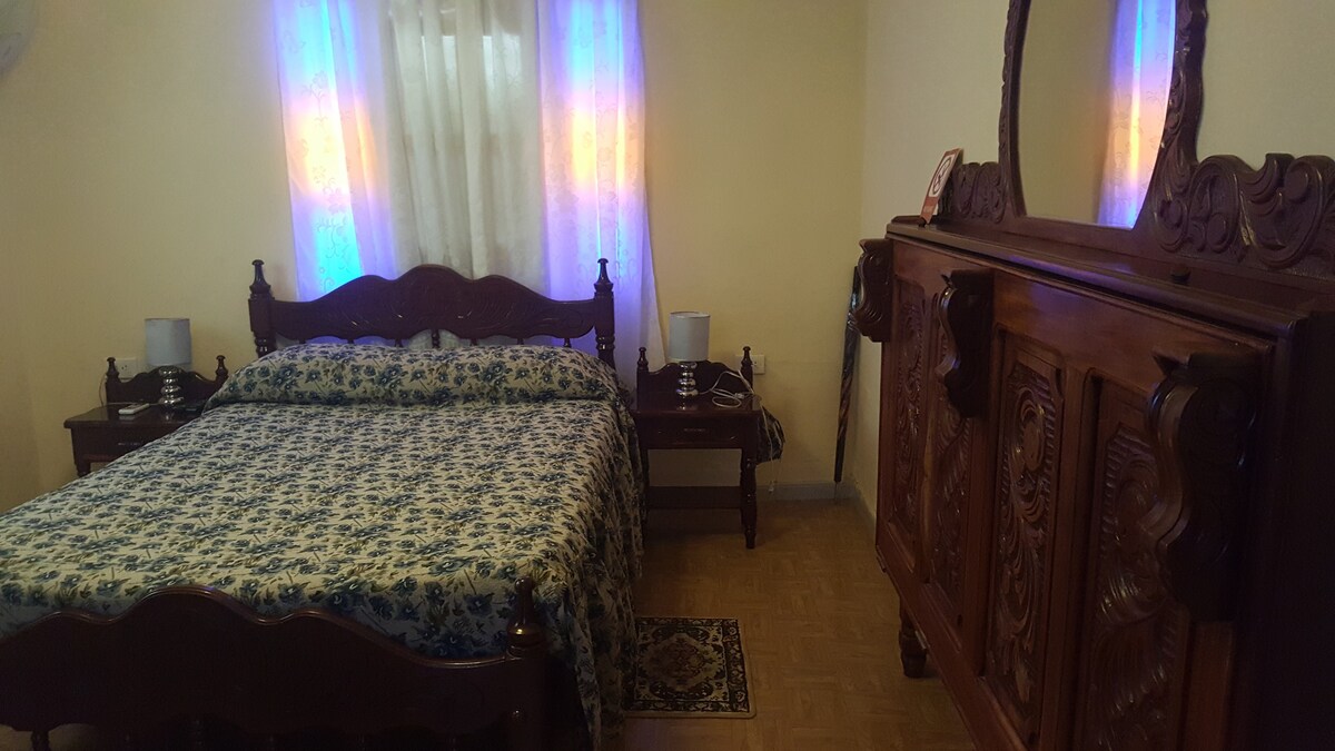 Hostal Santa Elena ：位于Sancti Spirits的中心。