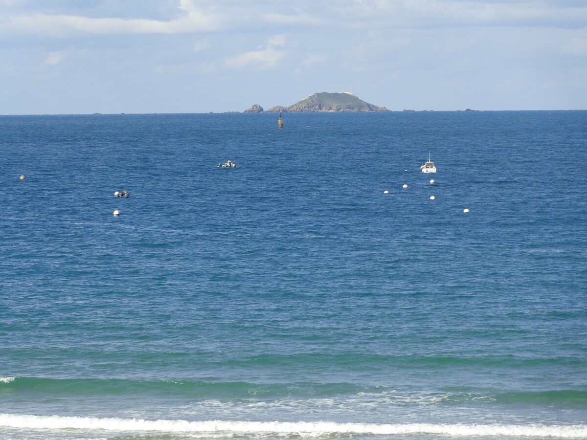 面朝海滩的公寓海景