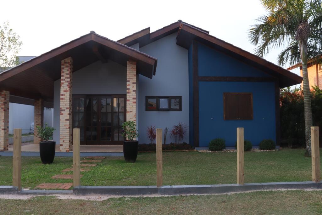 Casa com piscina em Condomínio Fechado Vila Suíca