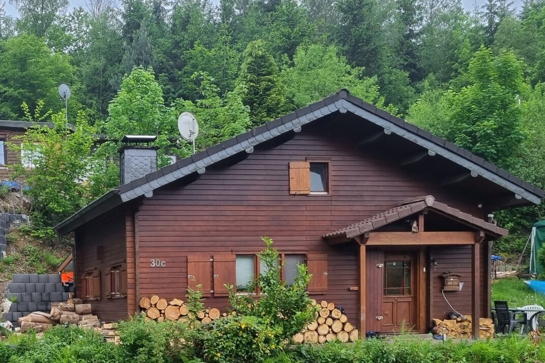 Kleines Gästezimmer in idyllischem Holzblockhaus