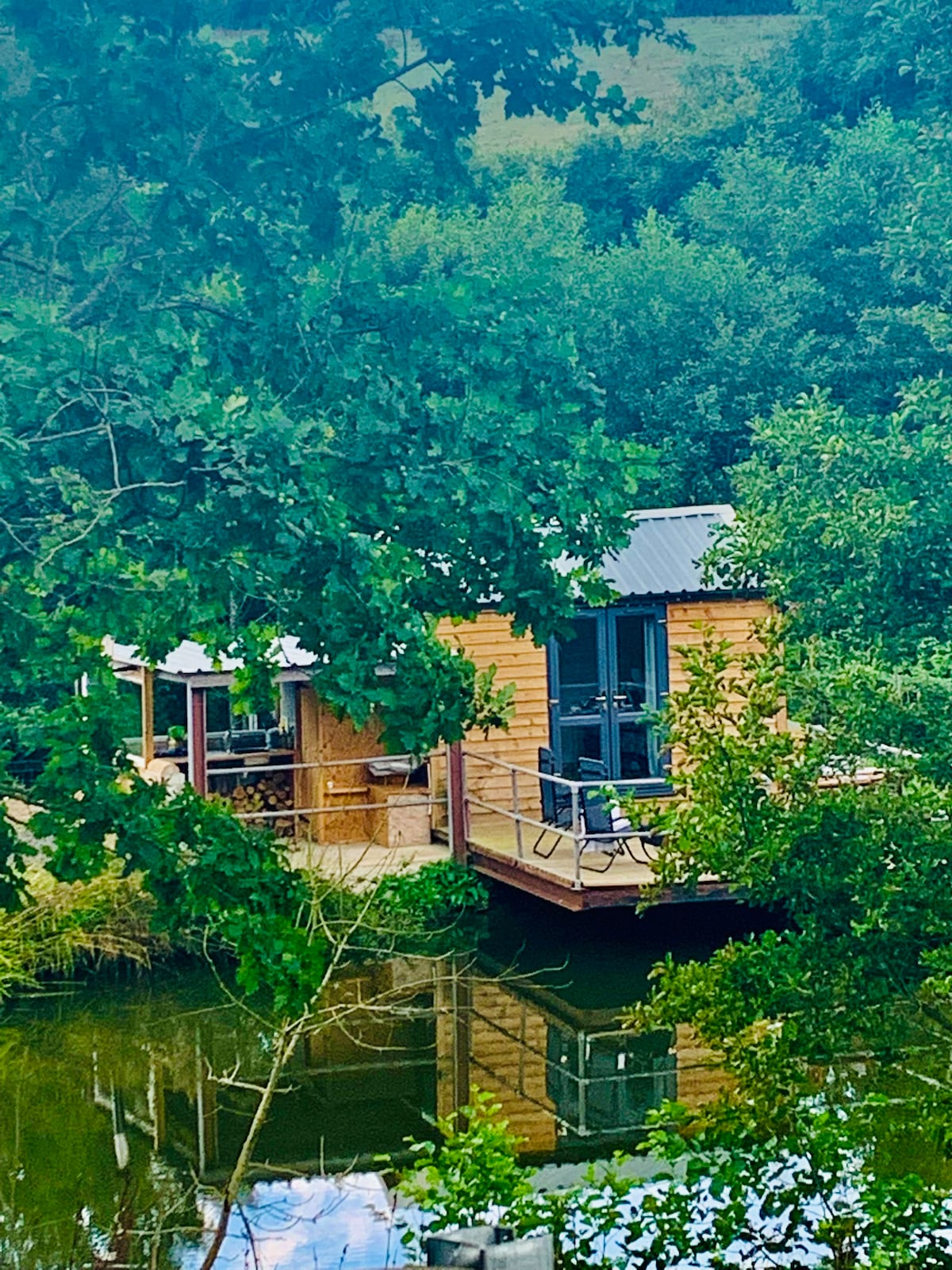 平静的湖畔小木屋