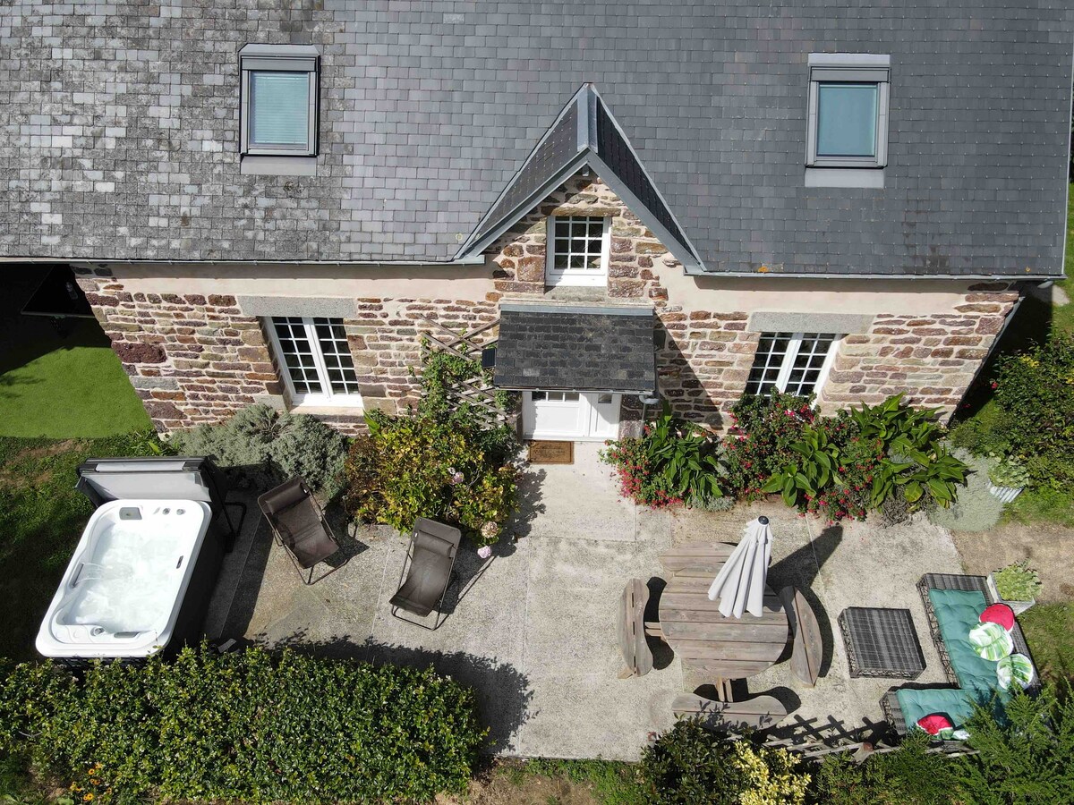 Cozy Cottage  Le Giré with spa 10 m from the sea