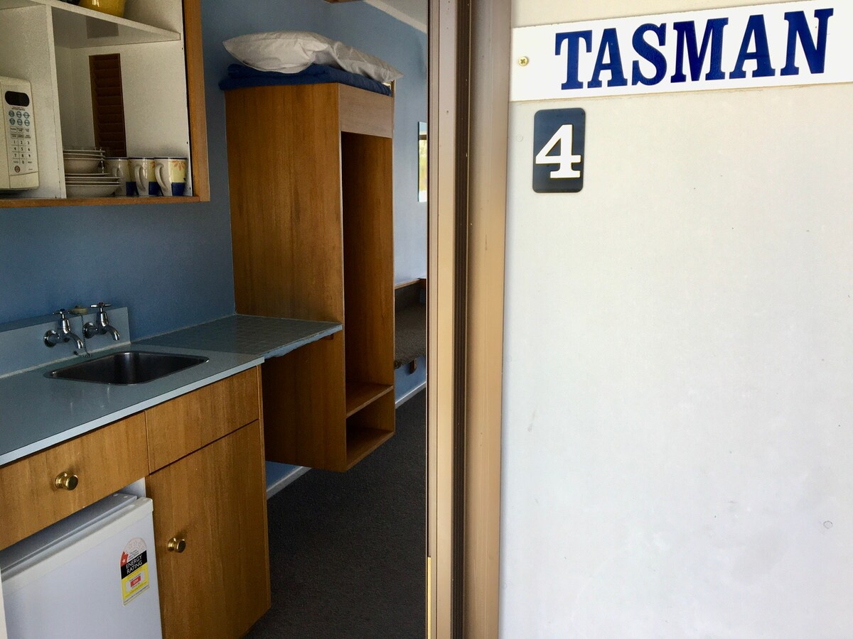 Tasman单间公寓，带湖景和阳台