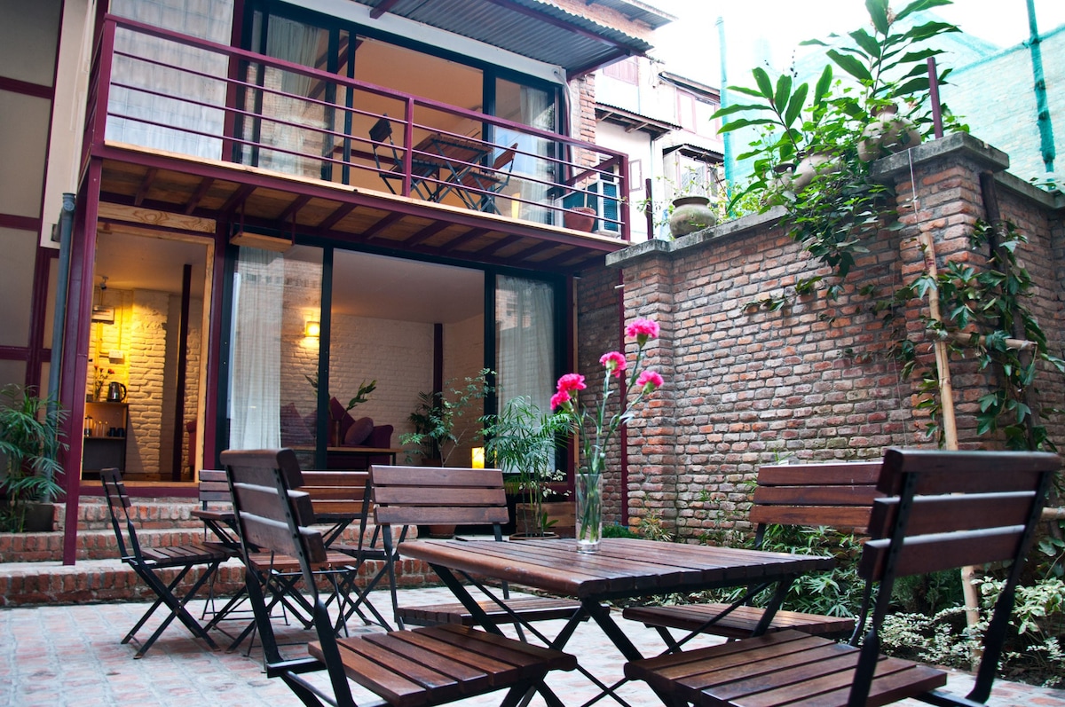 庭院小屋距离帕坦杜尔巴广场（ Patan Durbar Square ） 50米！