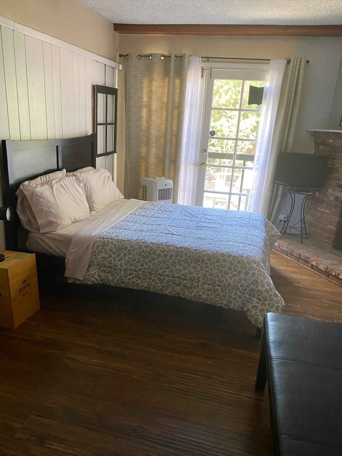 Large Private Room Woodland Hills/Calabasas