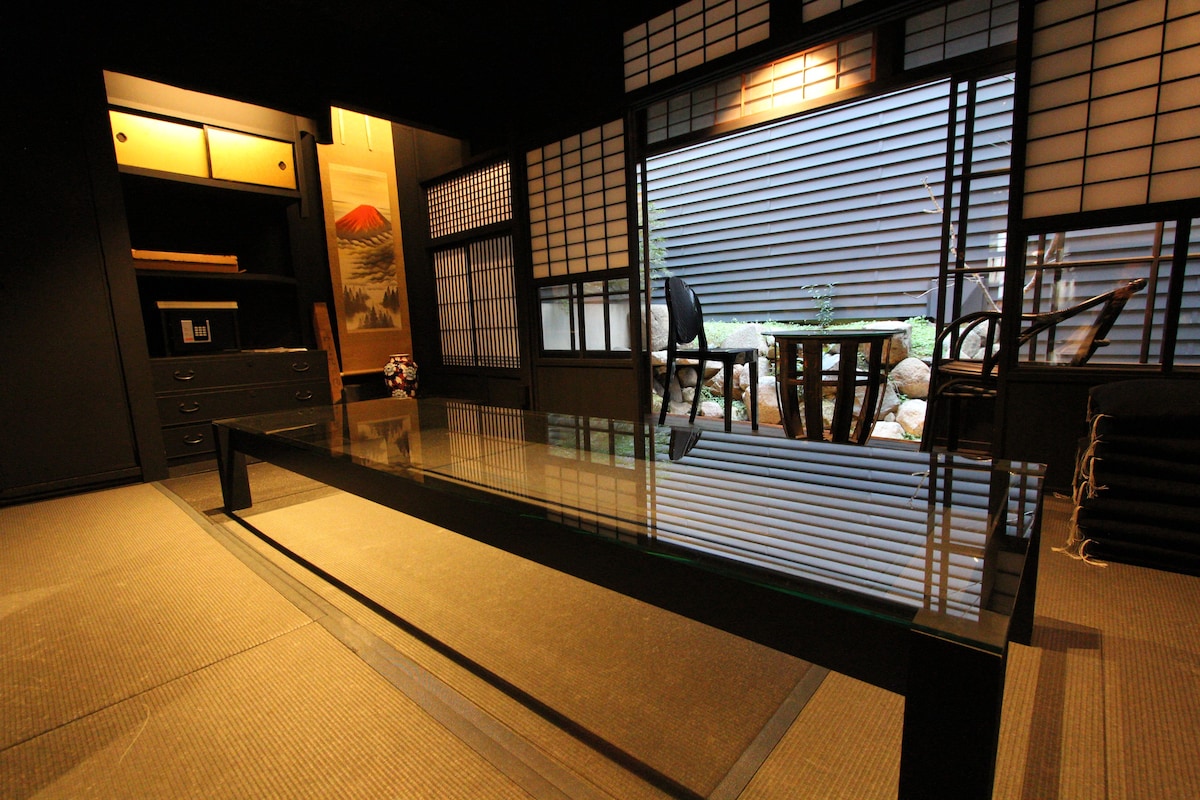 一间客房，传达一栋古老的日式房子，由一栋88年历史的大阪nagaya装修