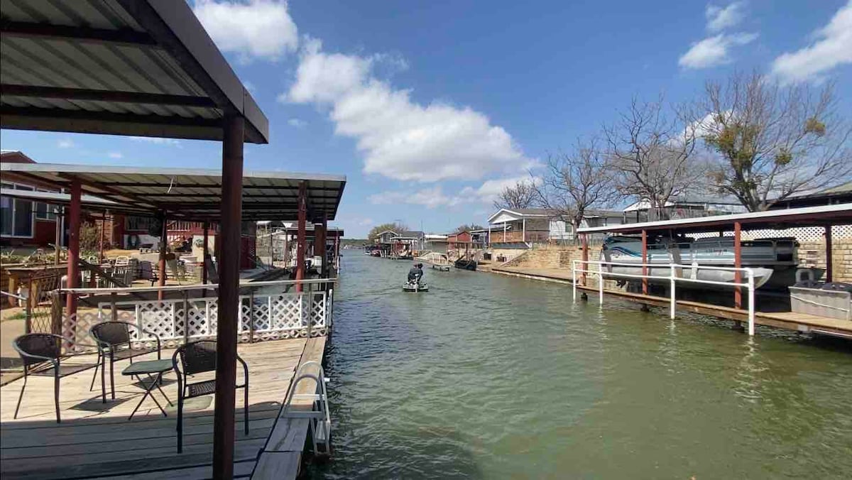 3间客房，带私人钓鱼码头，位于格兰伯里湖（ Lake Granbury ）