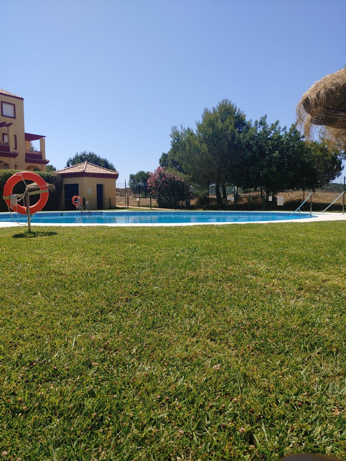 美丽的公寓，配备游泳池、私人花园和公共区域，配备花园、游乐场、划桨网球场和烧烤。距离葡萄牙仅3分钟路程。