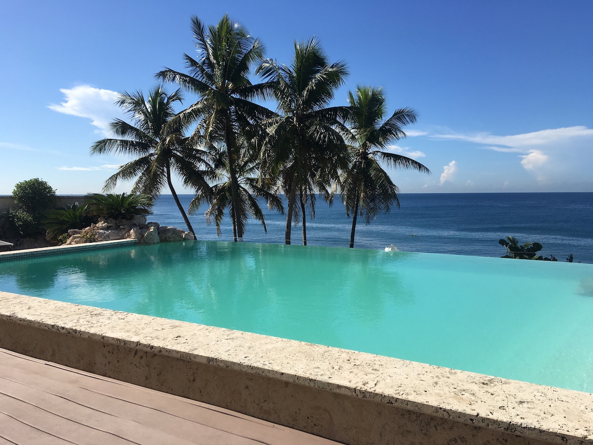 Casa dentro de la cuidad con piscina frente al mar