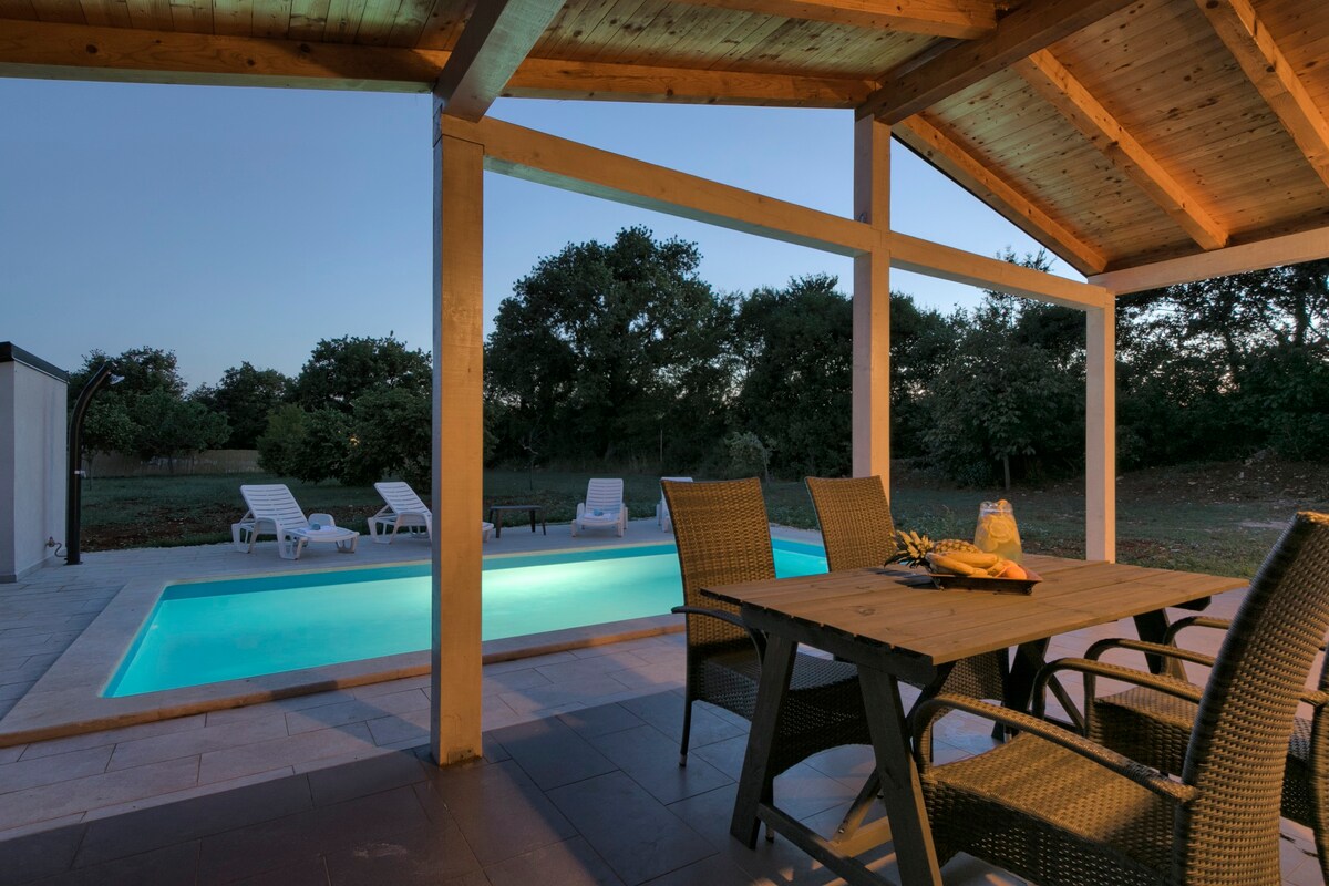 Noelene - Cozy house, Private Pool, BBQ, Privacy