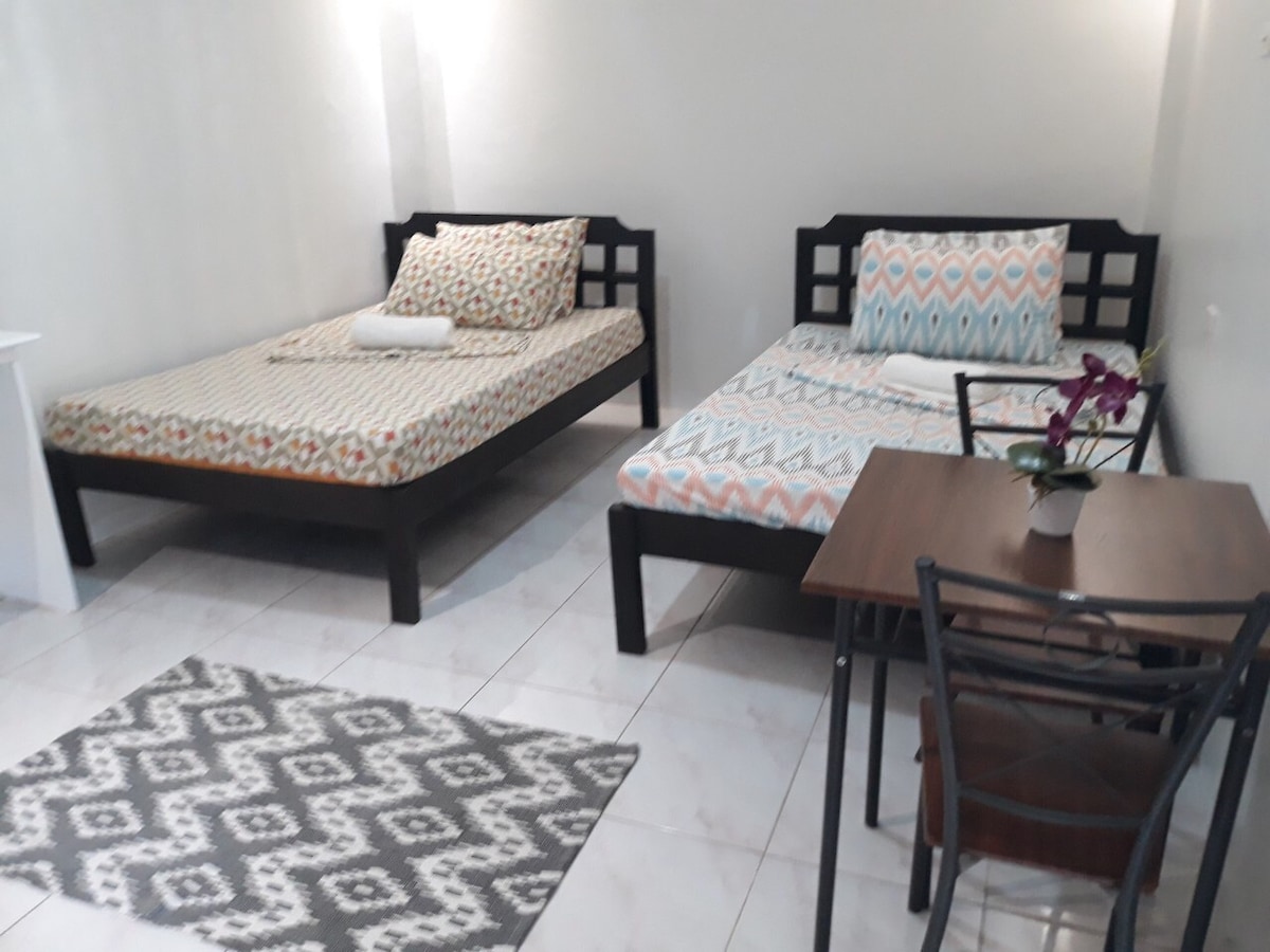 Jocanai Residences配备家具的独立房间