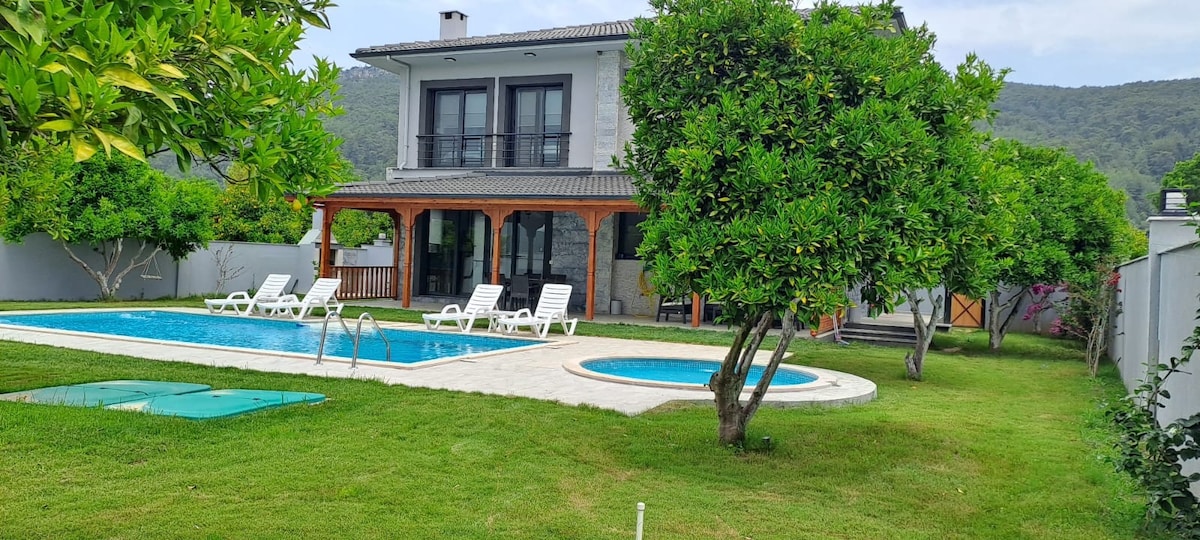 Tanem别墅是一个豪华宽敞的花园，带私人泳池，独立