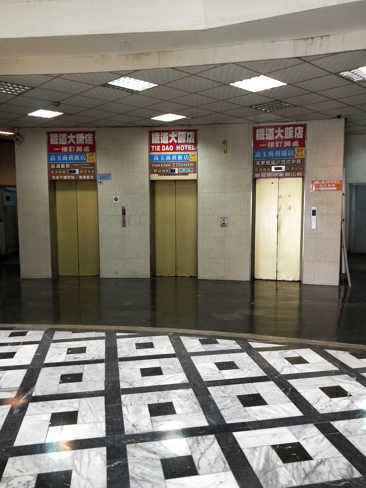 台南火車站，出前站，便利屋，獨立門戶雙床套房，可以住1-4人