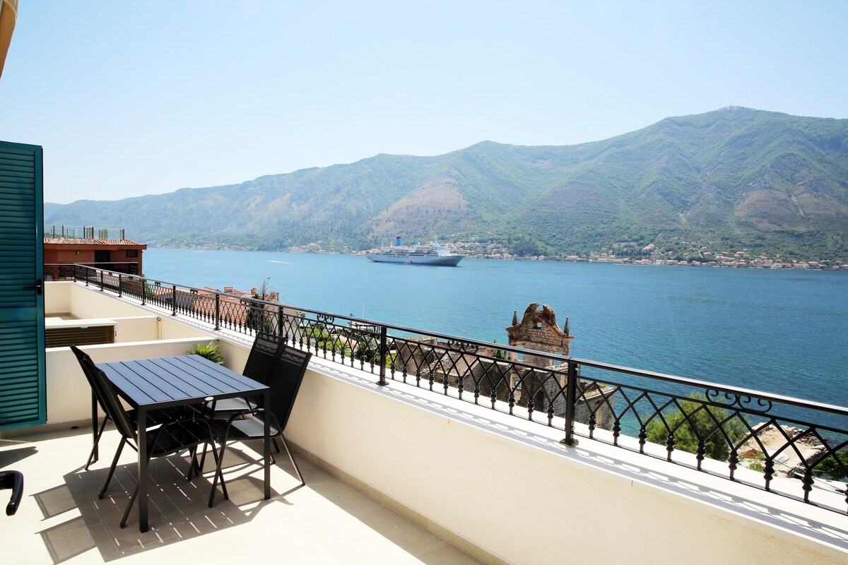 Kotor ， Boka Blue -2间客房，可欣赏海景2的顶层公寓