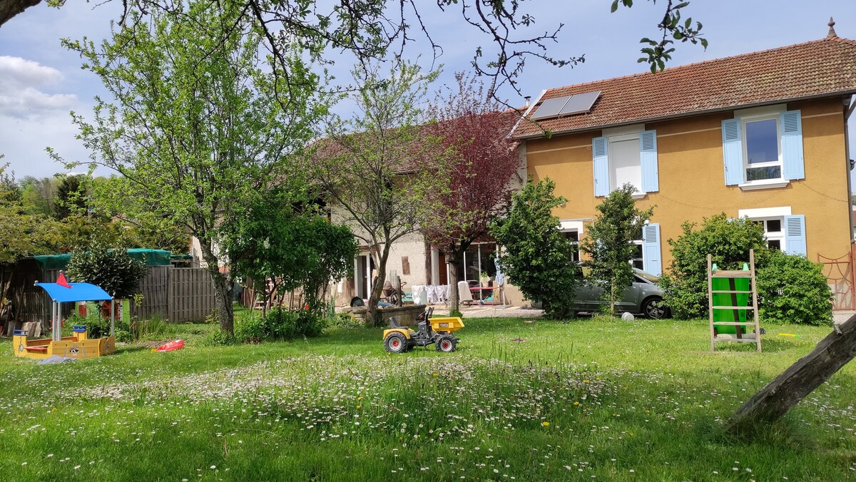 Grande maison_ jardin_vue dégagée sur montagnes