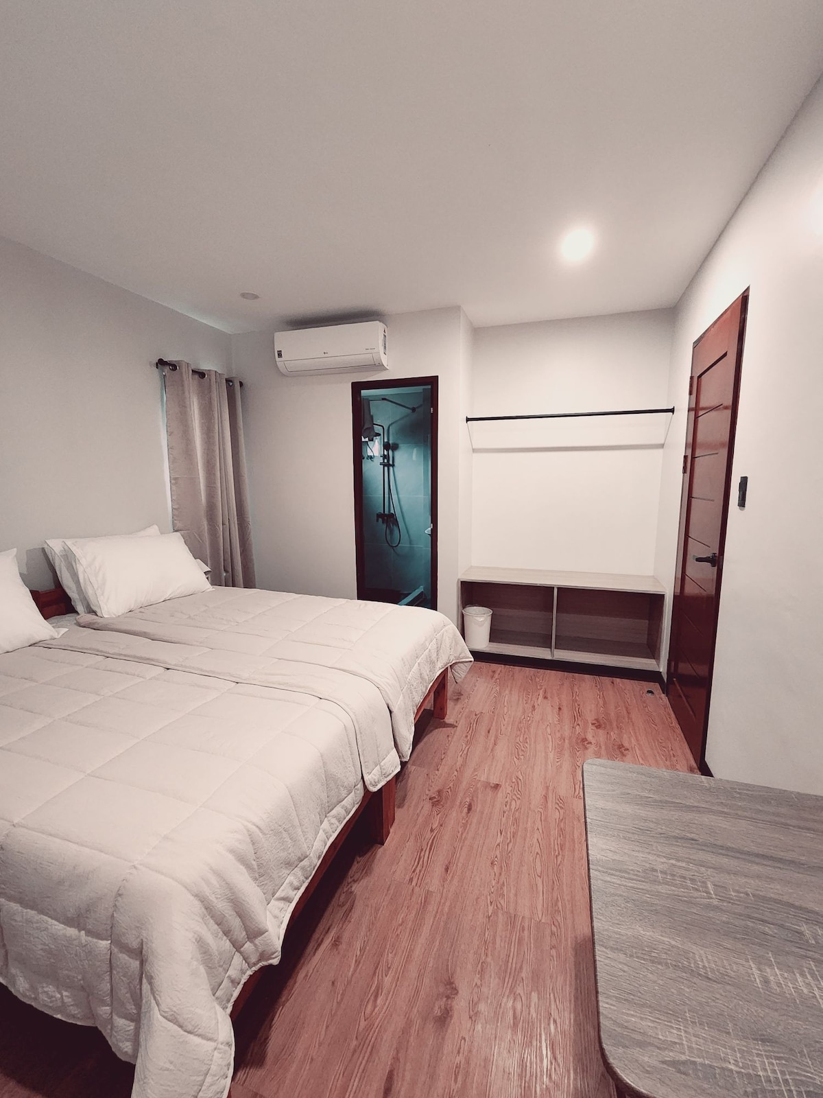 A bedroom with a bathroom, 20 mins to the airport