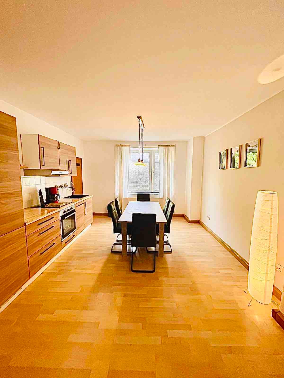 Zentrale Airbnb: Komplette Ausgestattet-Neue Möbel