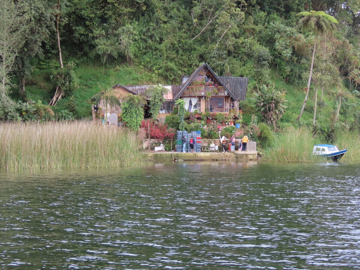 Cabaña a la orilla del lago. Vista fantástica.