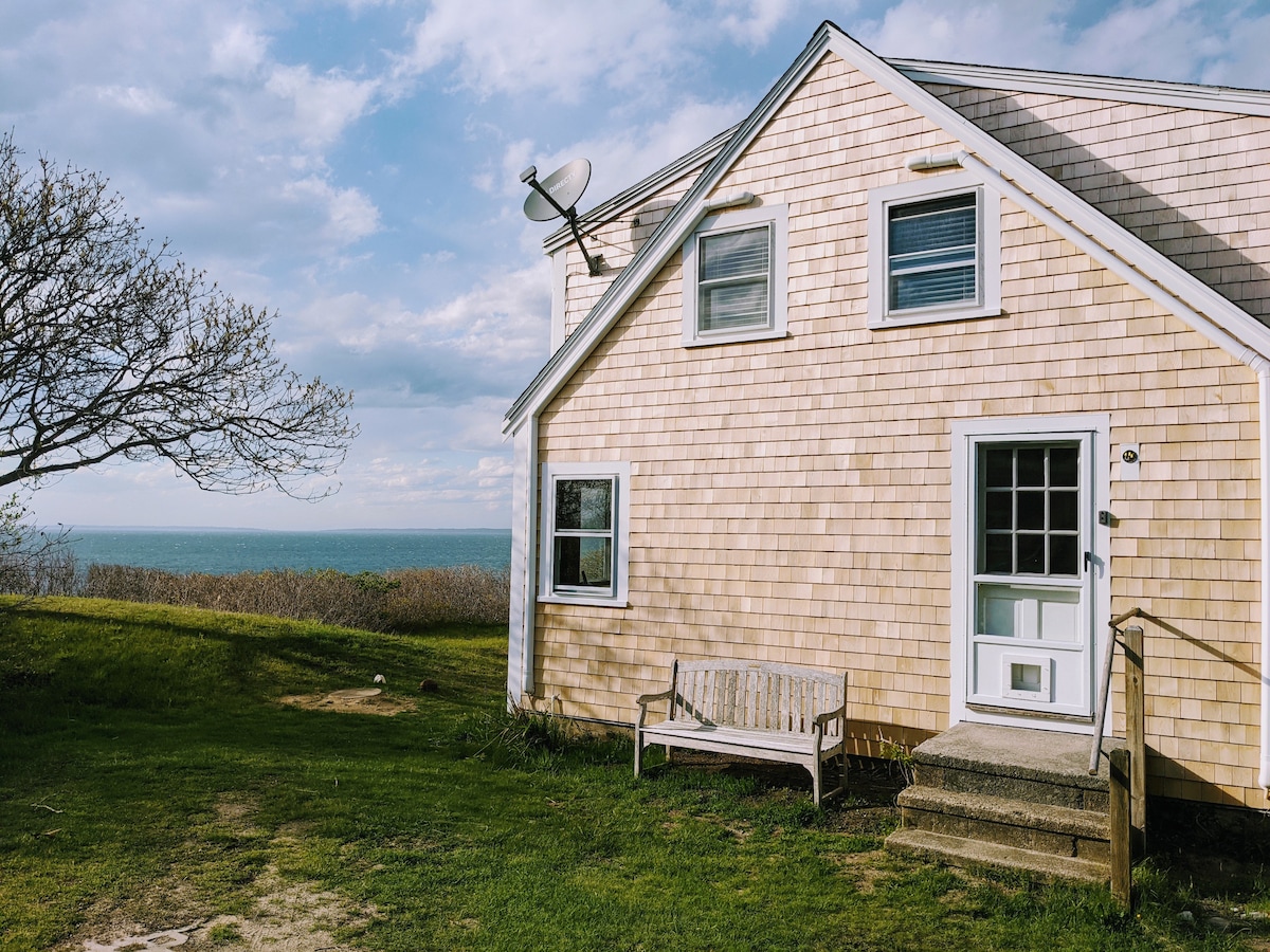 Cozy Waterfront Cottage, Newly Remodeled!