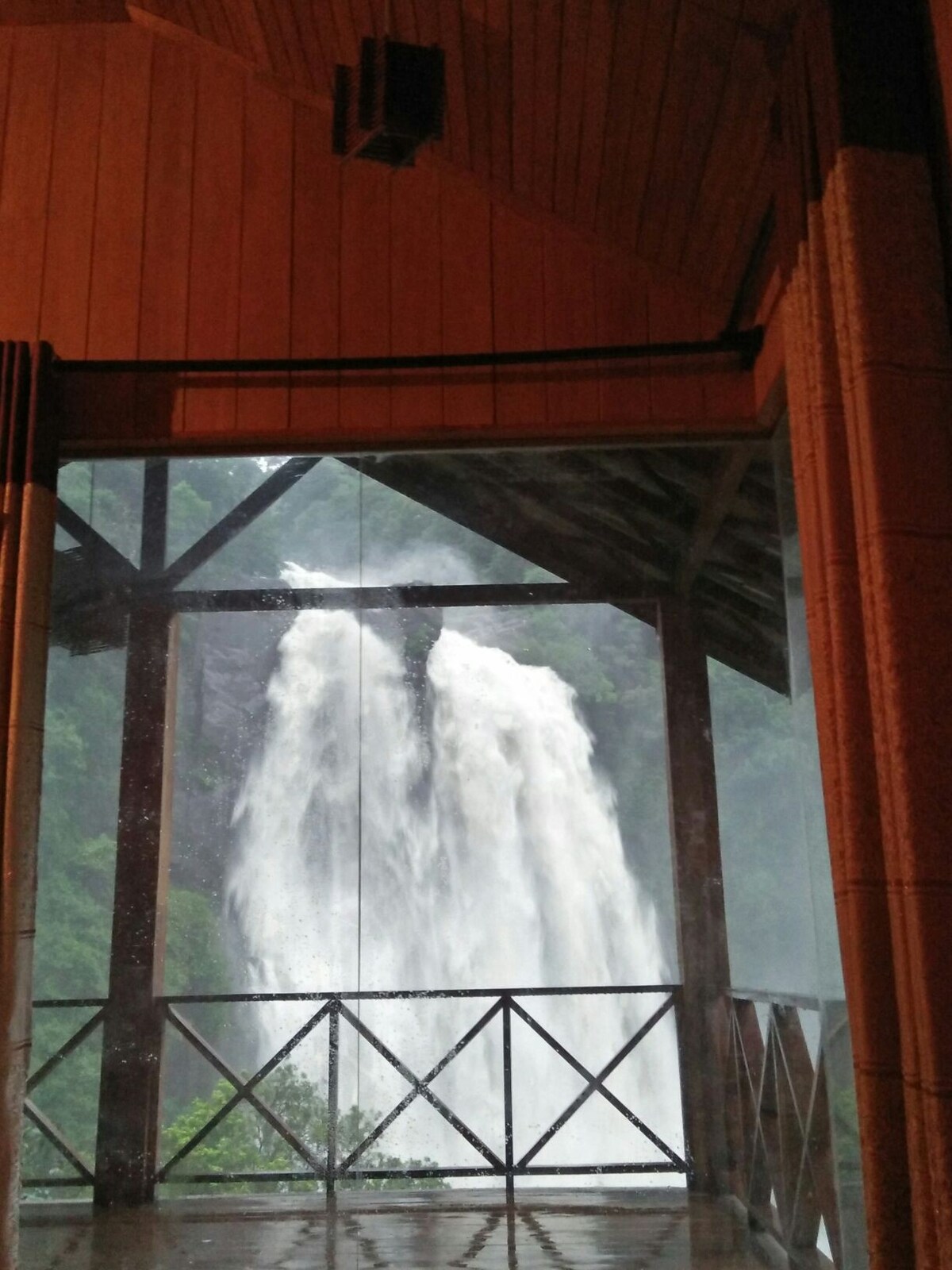 Aberdeen Water Falls Emotion Cabin