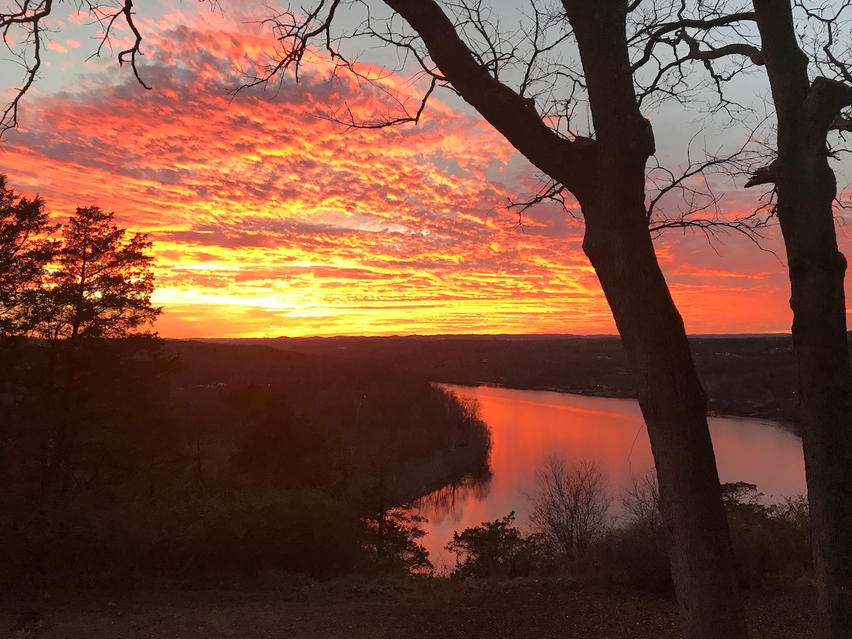 可欣赏太内科莫湖（ Lake Taneycomo ）的美景！