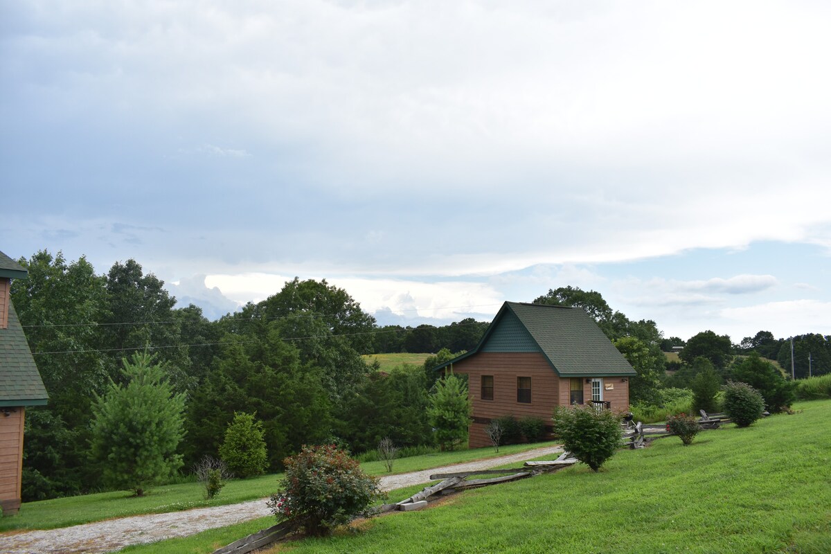 Romantic! Hot tub! Pool! Bfst! Mins. to Branson!