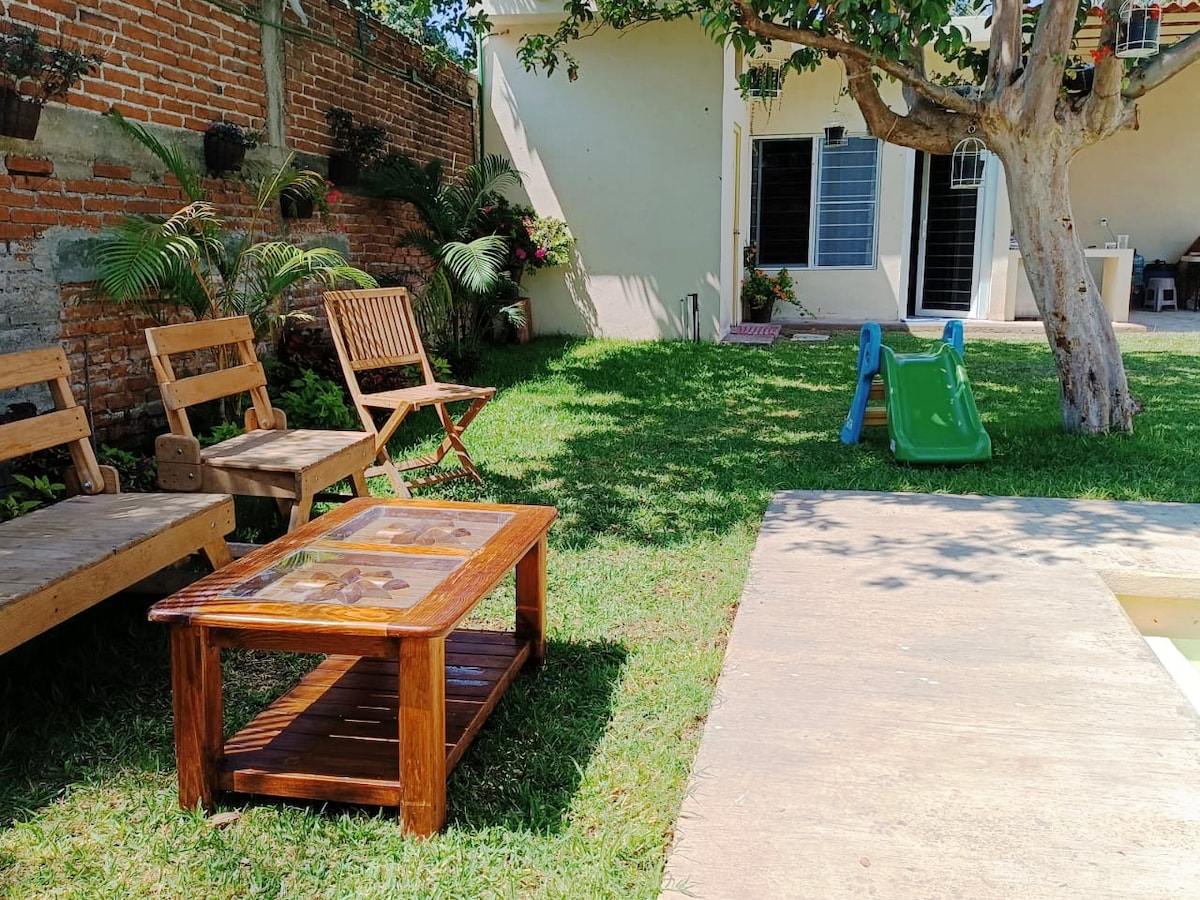 Casa con alberca, jardín y terraza.