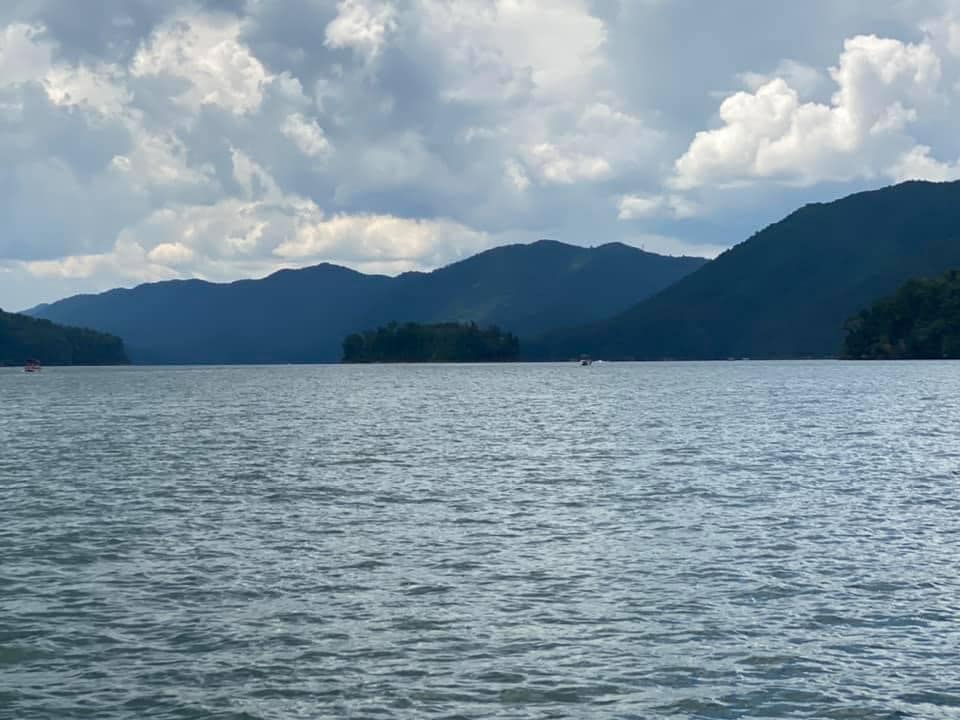 Lake Life Mountain & Lake景观、热水浴缸和码头