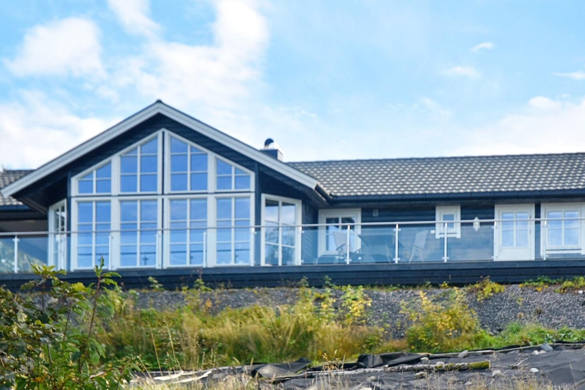 8 person holiday home in torvikbukt