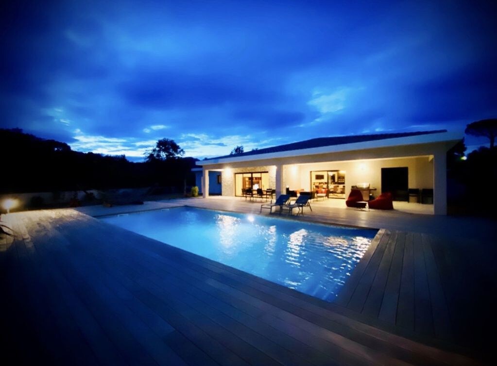 Villa contemporaine avec piscine à 5 mn de la mer