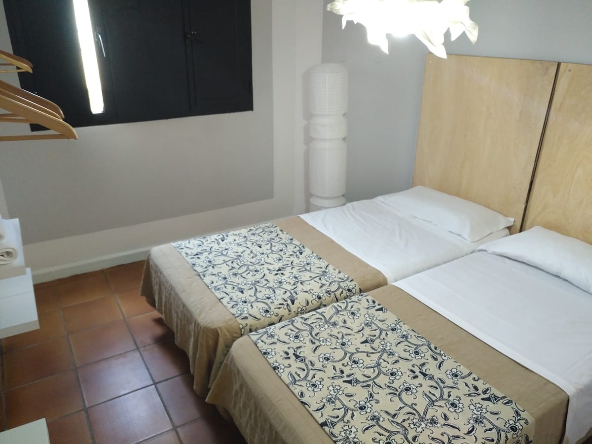 individual room &( BATH private) surf board free