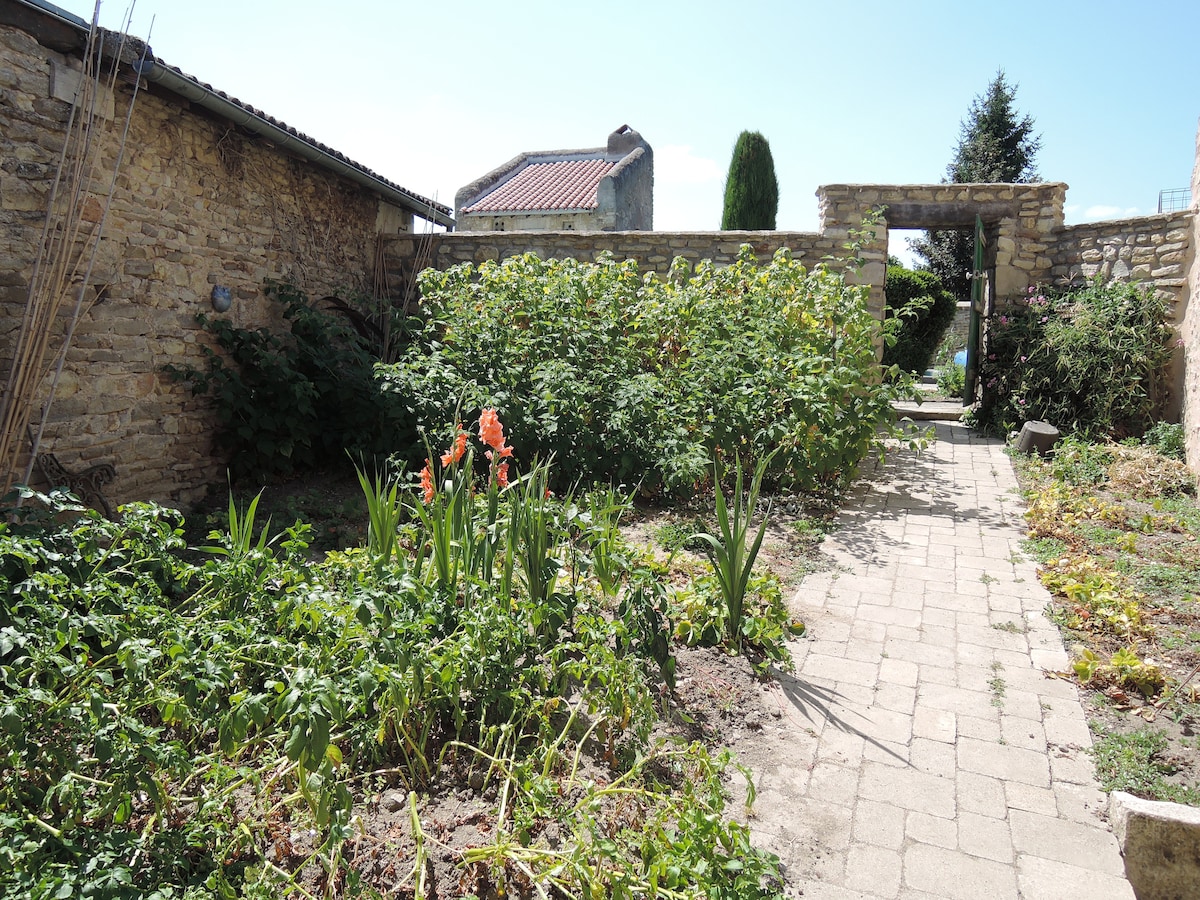 ART-ON. Auvergne Charming cottage.vulcania.Remquable