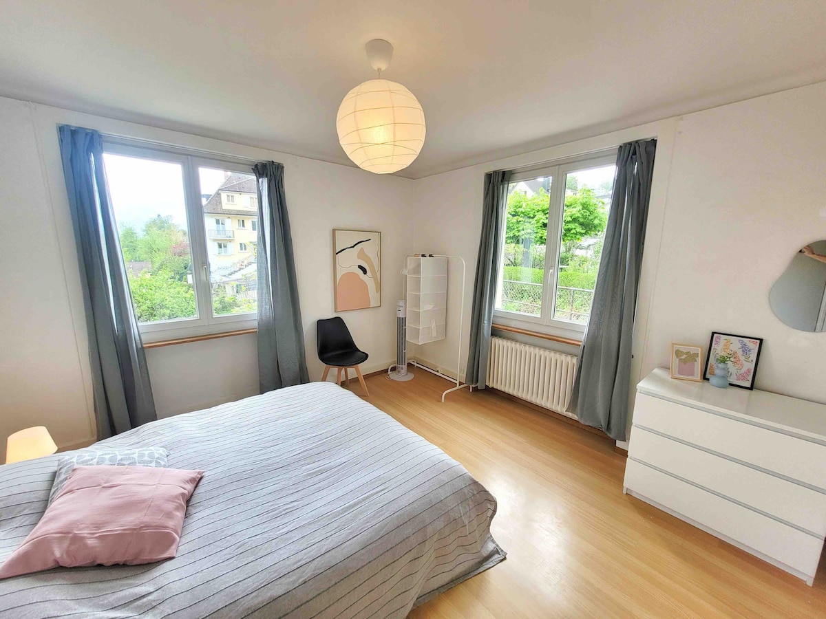 Lovely 4-room flat with free parking