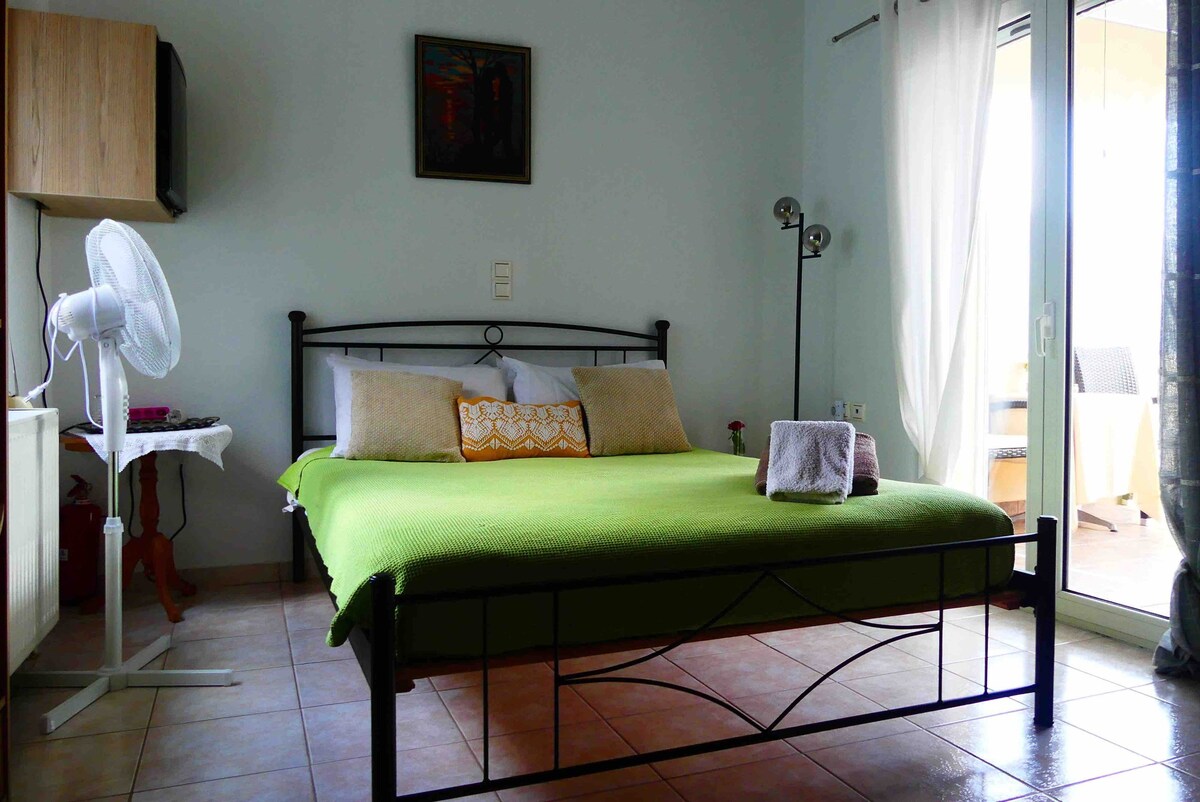 Private en-suite bedroom in Vryses Apok. , Chania