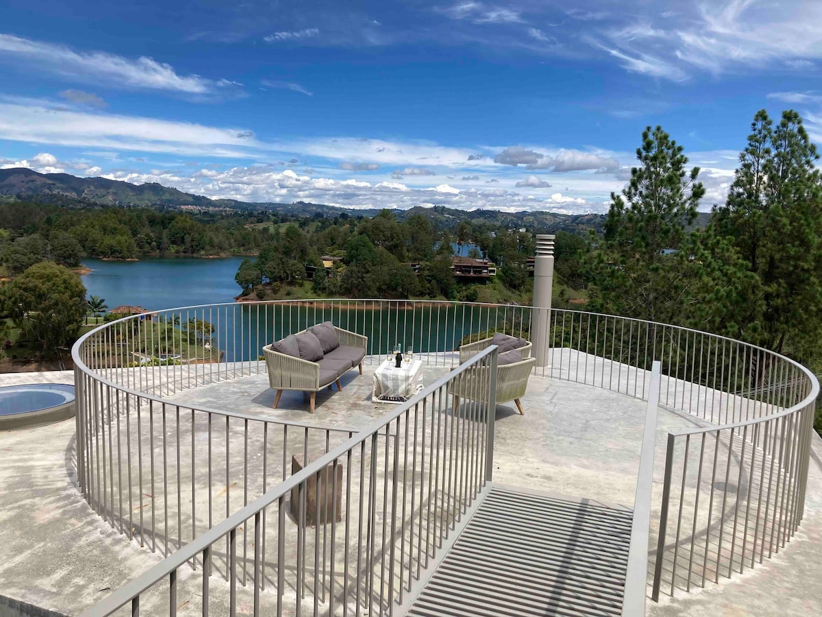 Exquisite Hilltop Retreat- 360’ Views, Lake Access