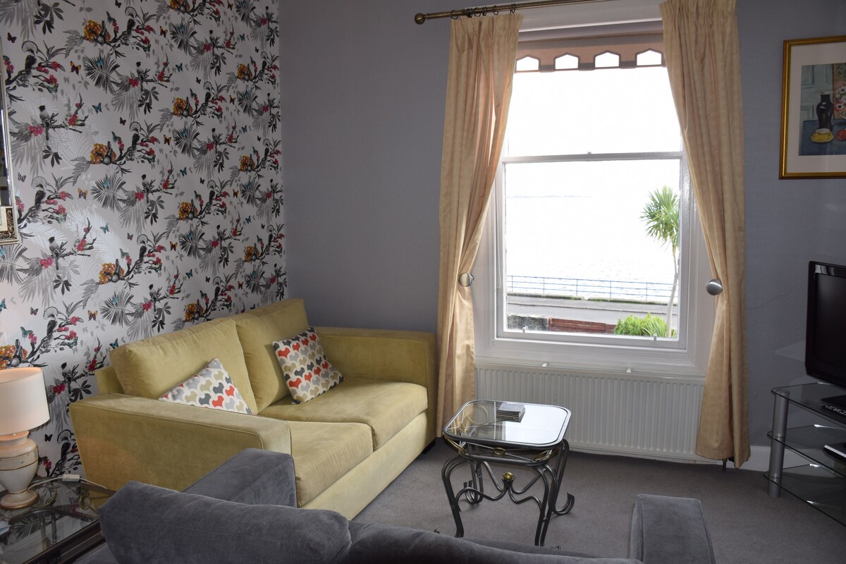 St Ninian's Bay Apartment sleeps 4 with sea views.