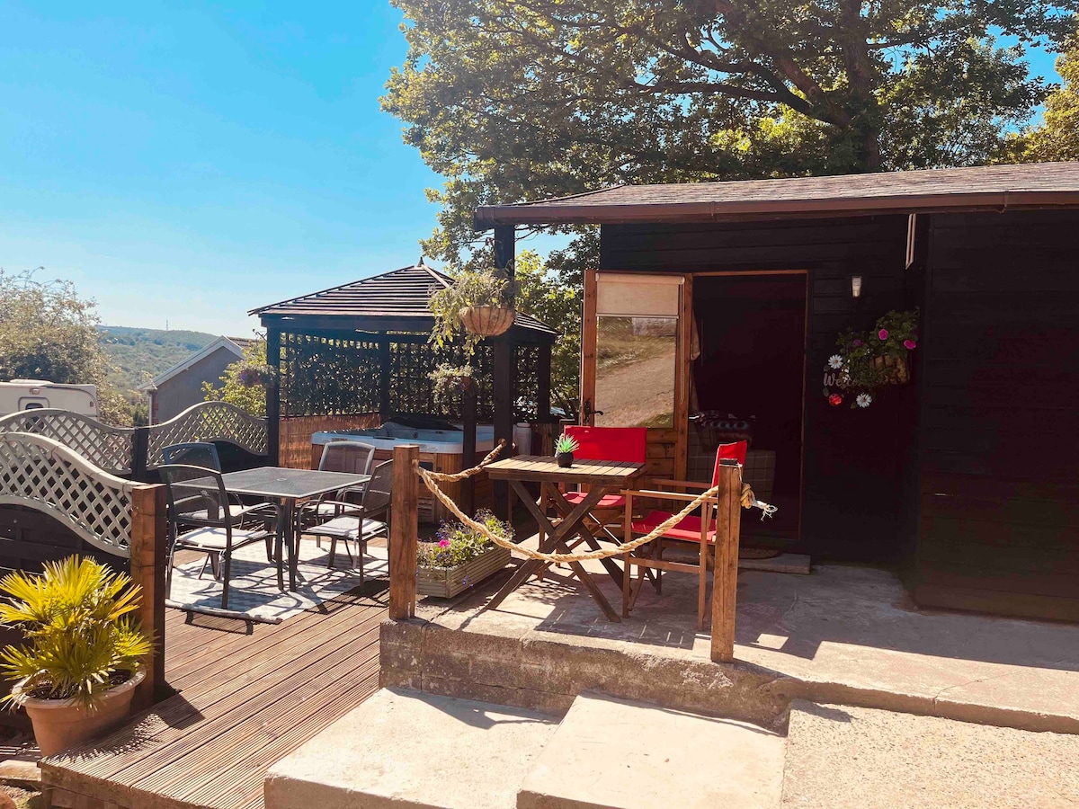 Greenacre Cabin with private hot tub