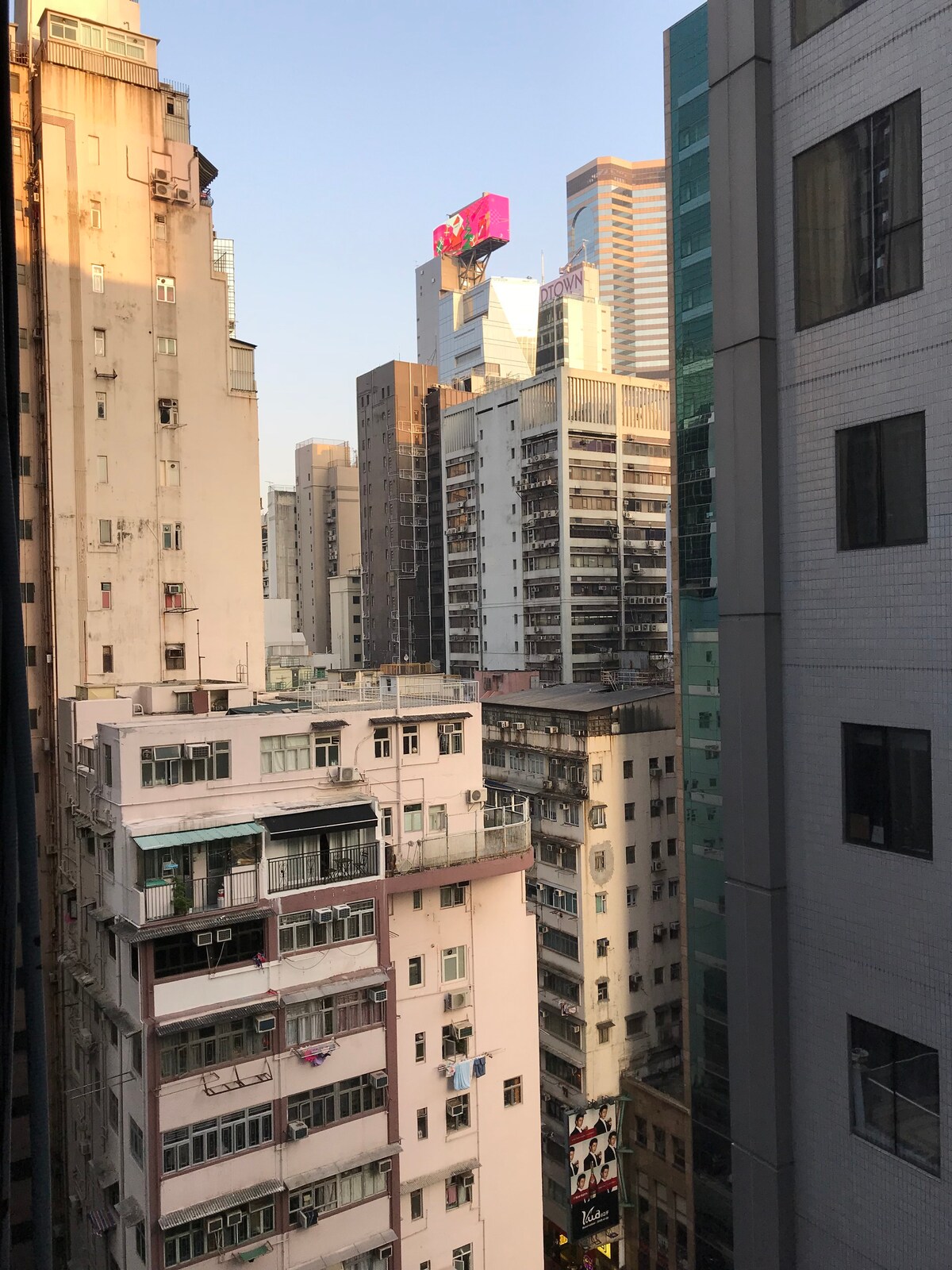 位于考威湾（ Causeway Bay ）市中心的舒适公寓