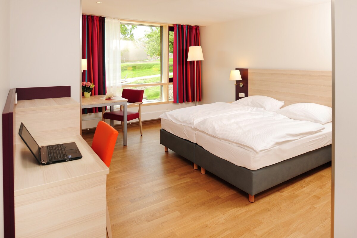 Doppelzimmer mit Doppelbetten, Du/WC (Haus Insel Reichenau - FamilienFerien Freiburg)