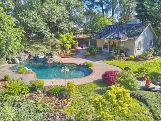 ③ Fair Oaks House with garden and pool!