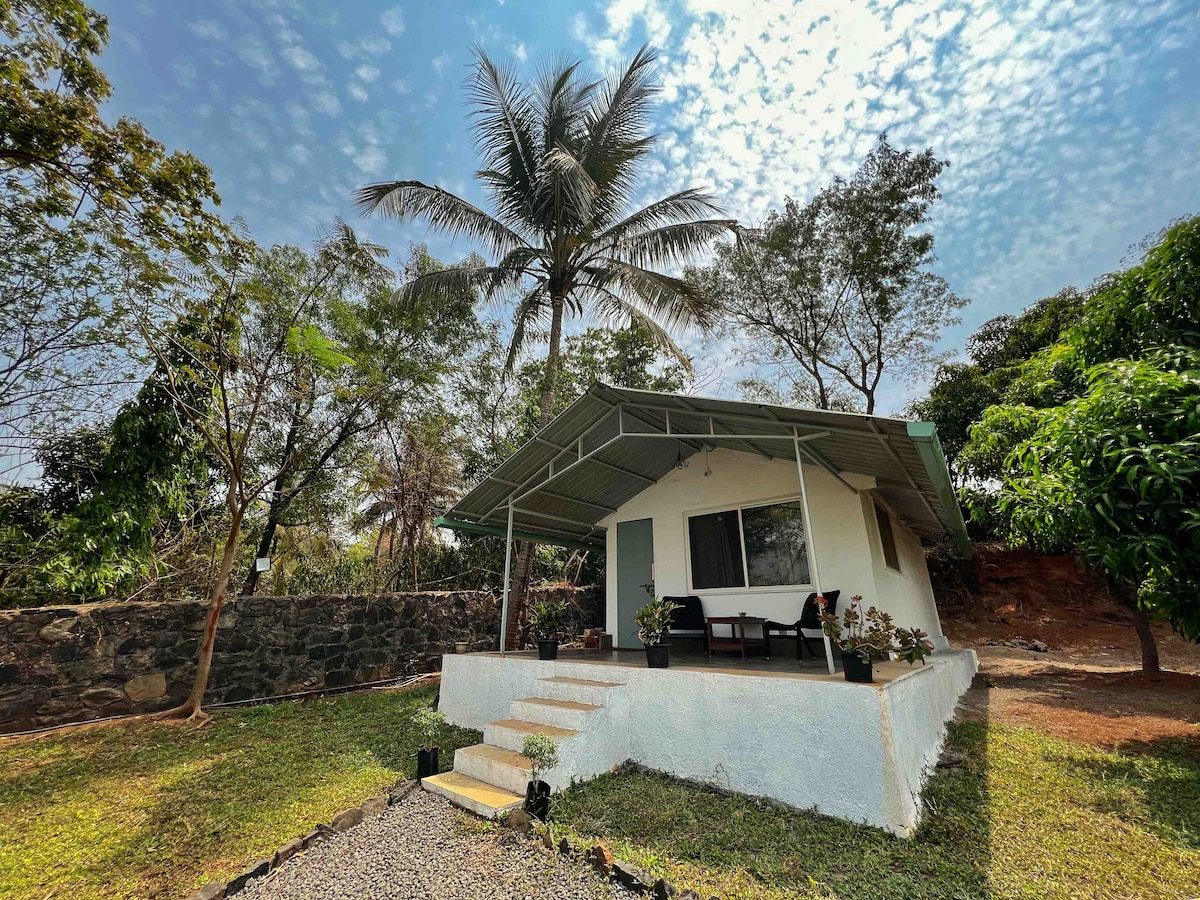 Karjat 1附近带泳池的湖滨小屋