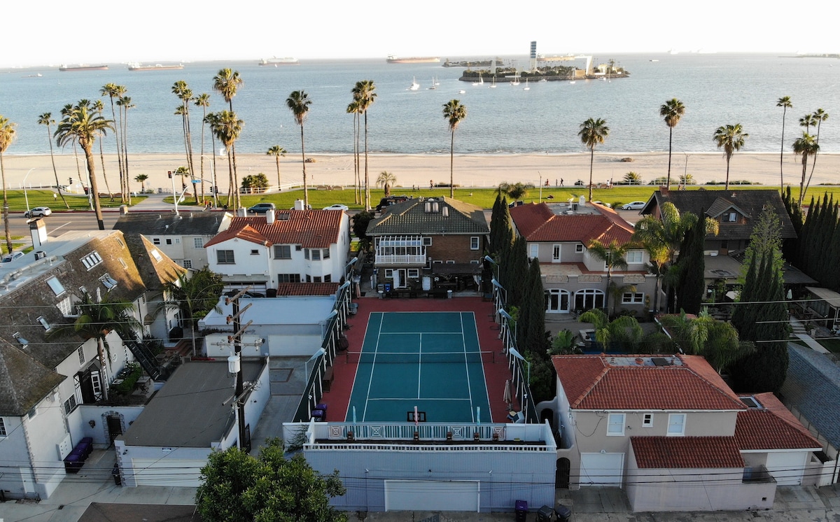 滨海房屋，配备全尺寸网球场。