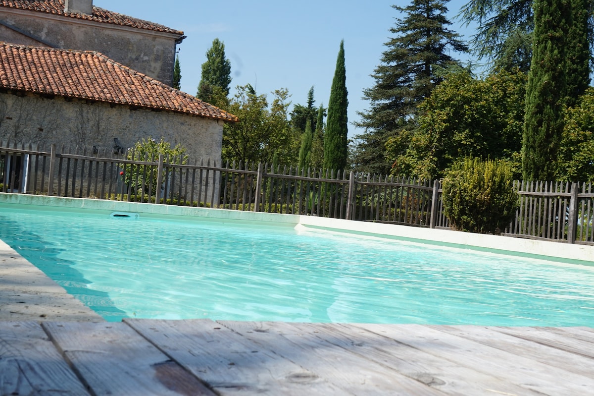 迷人的别墅，带泳池，位于多尔多涅河畔