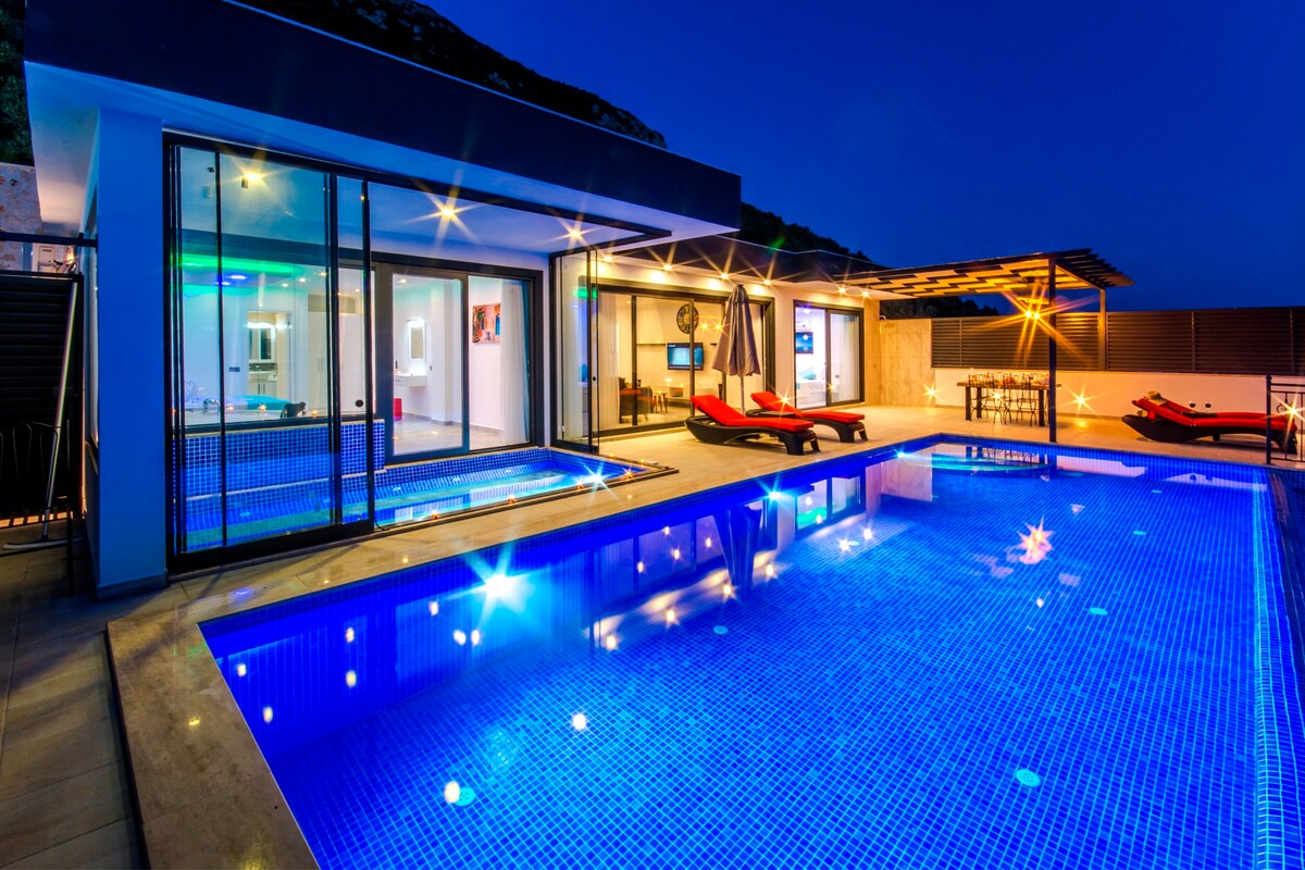 2 Bedroom Villa Secluded Outdoor and Indoor Pools