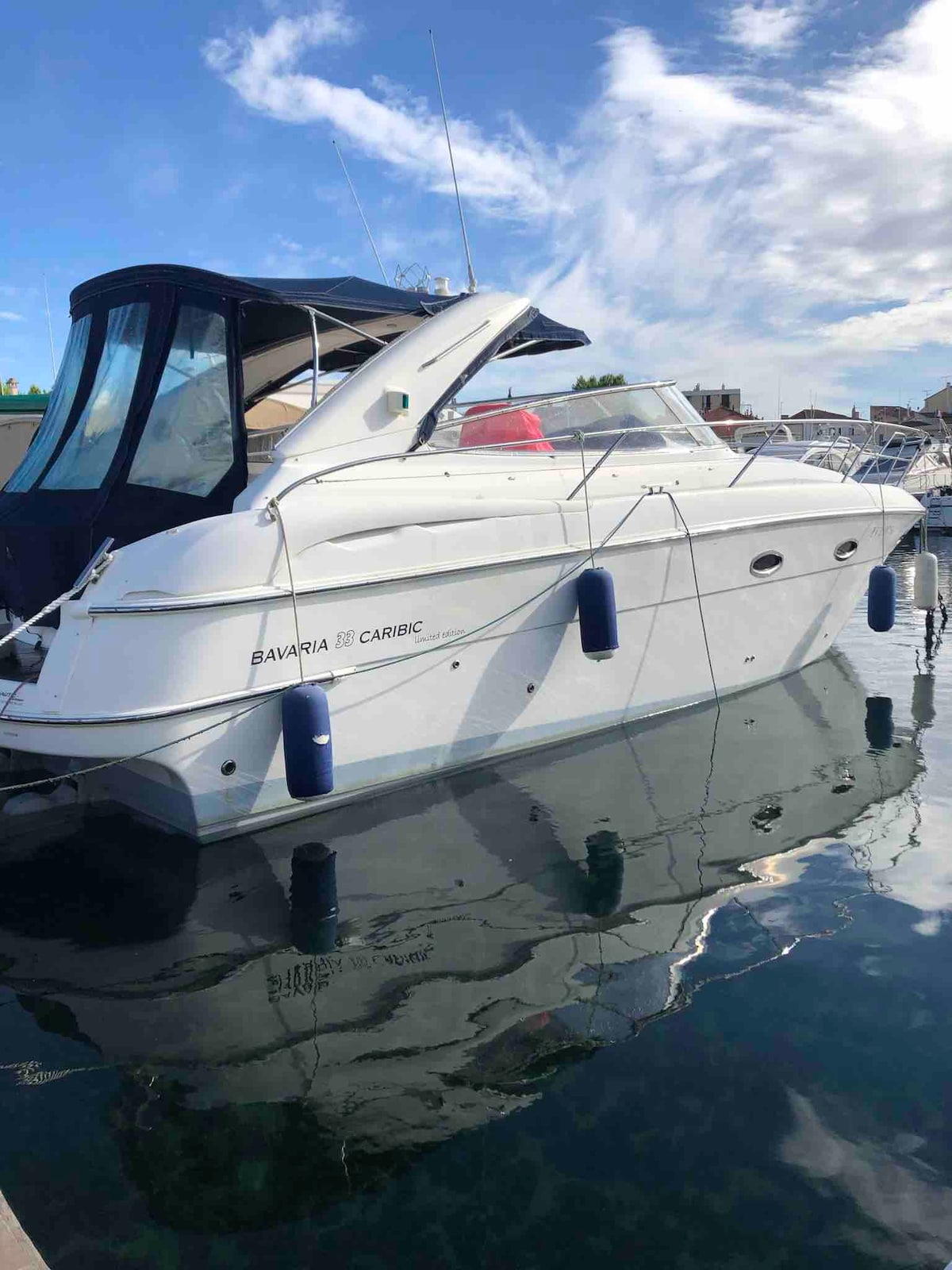 Superbe bateau à quai avec deux cabines fermées