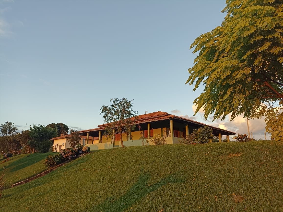 Casa de campo c/piscina e linda paisagem.